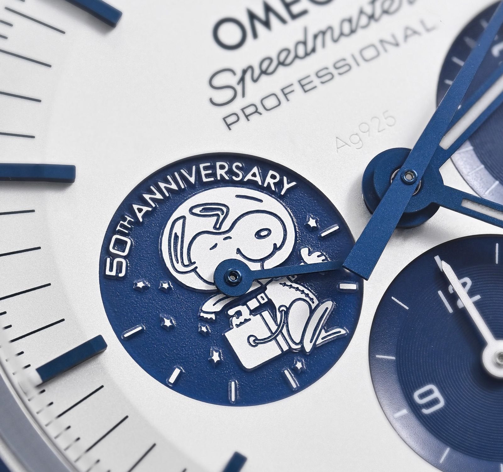 Omeg_a speedmaster Snoopy 50Th Anniversary