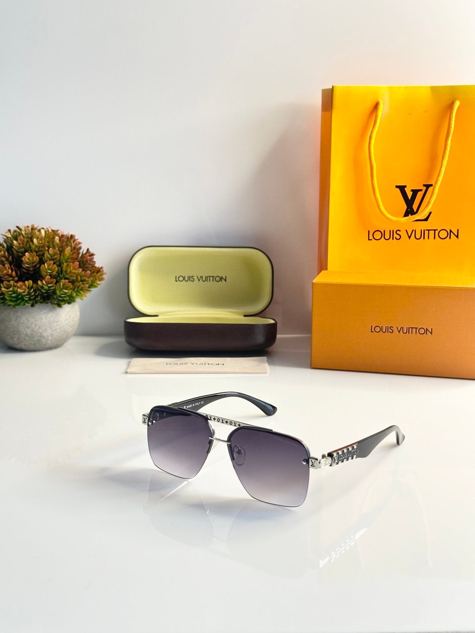 Louis_Vuitton_5125_Silver_Black_DC