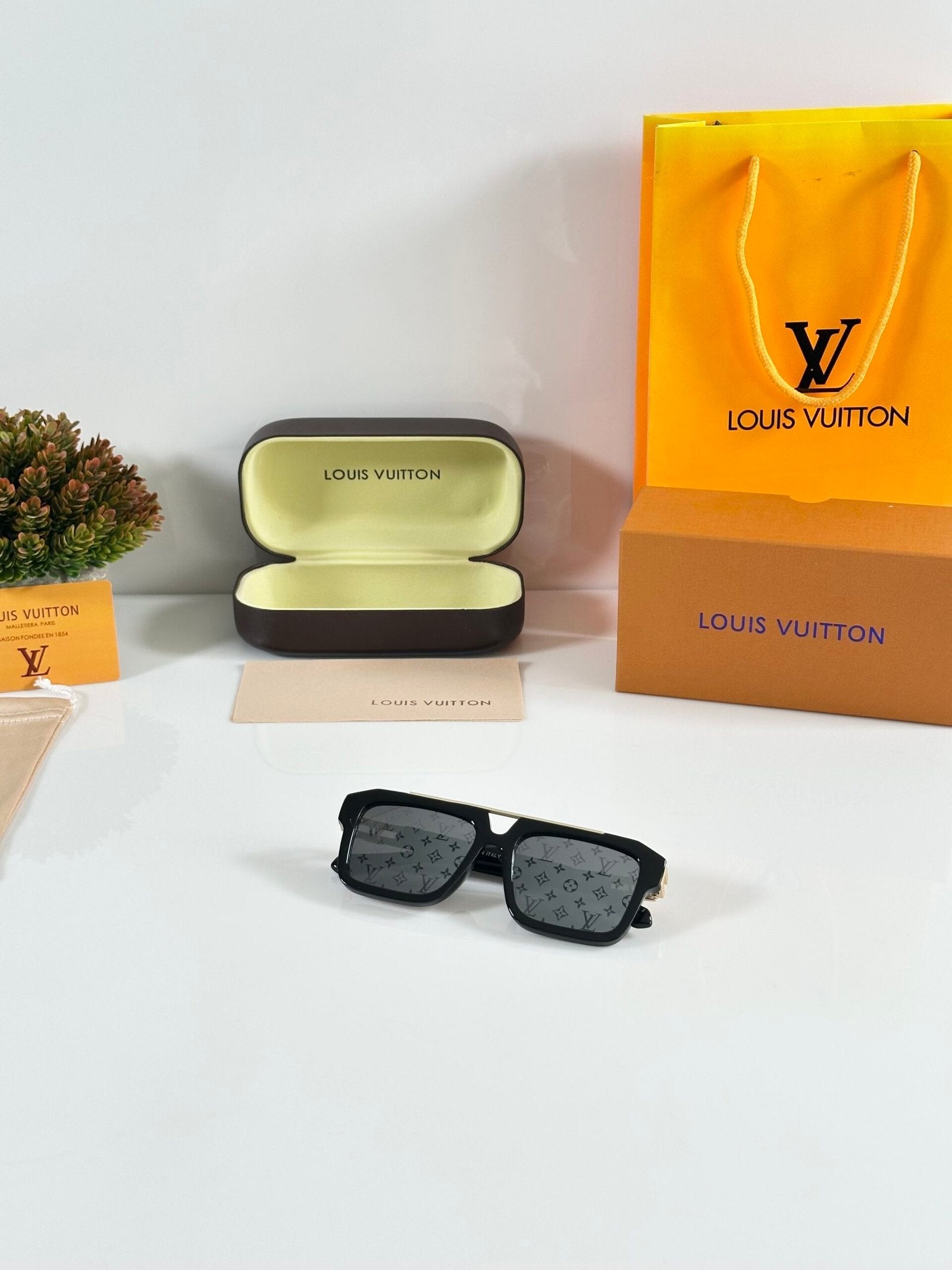 Louis_Vuitton_121_Printed_Gold_Black