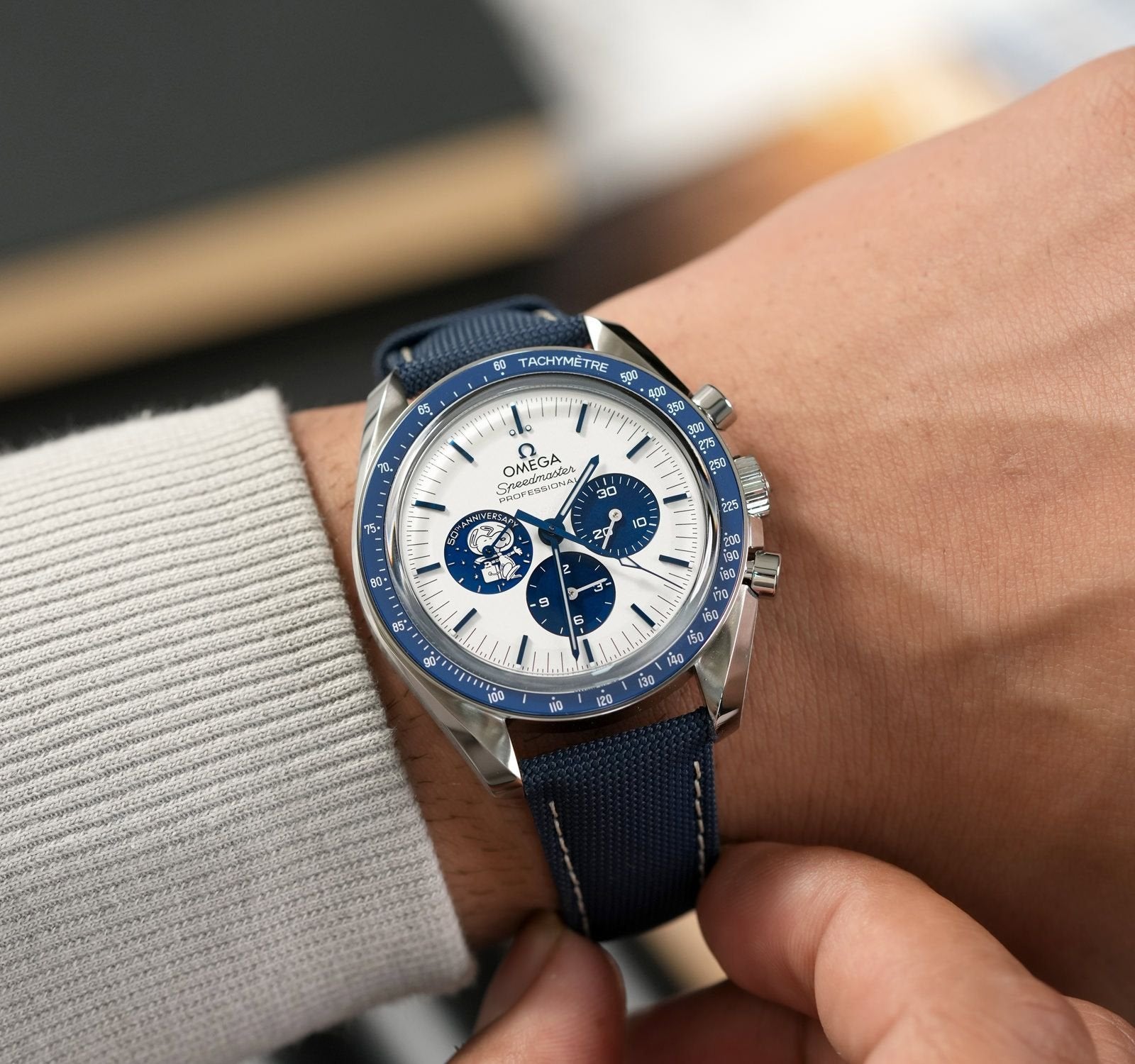 Omeg_a speedmaster Snoopy 50Th Anniversary